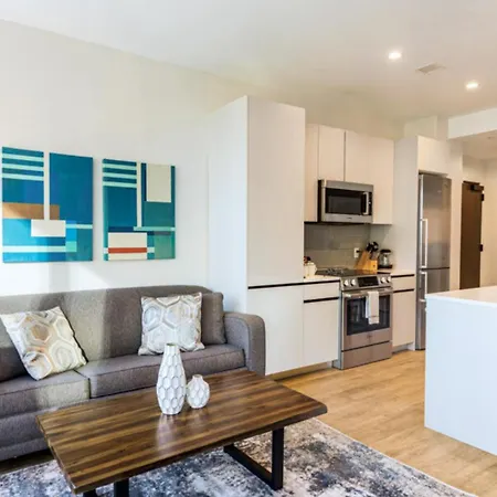 Seaport Apt With City Views
